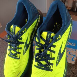 Brand new Brooks GTS 22 Adrenaline running shoe